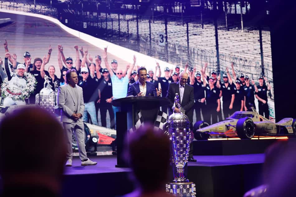 Helio discursa no banquete de premiação da Indy 500, realizado na segunda, 25, no Indiana Convention Center, ao lado dos sócios majoritários da Meyer Shank Racing, Mike Shank (esquerda, de terno claro) e Jim Meyer (de óculos)