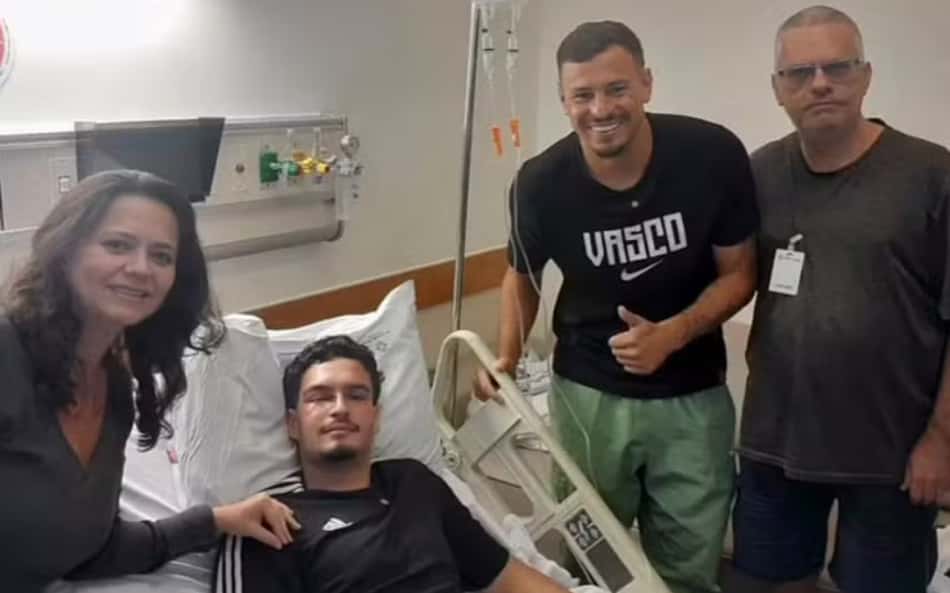 Torcedor do Vasco que perdeu visão após confusão no Maracanã recebe visita de Hugo Moura
