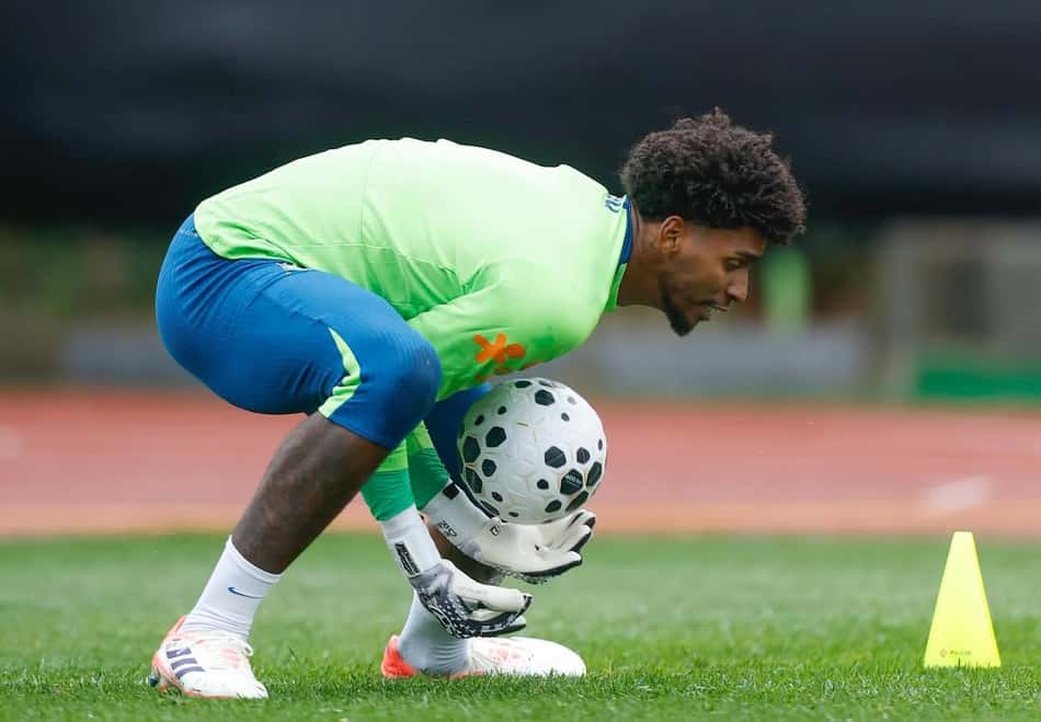 Hugo Souza encaixa uma bola em treino da Seleção Brasileira