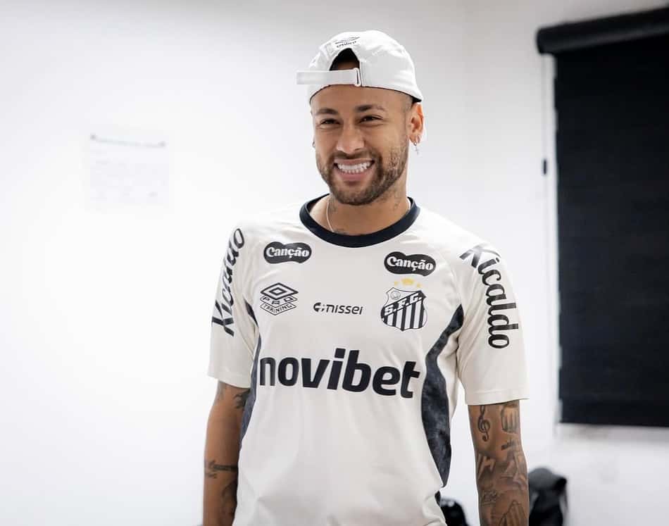 Neymar faz discurso no CT do Santos