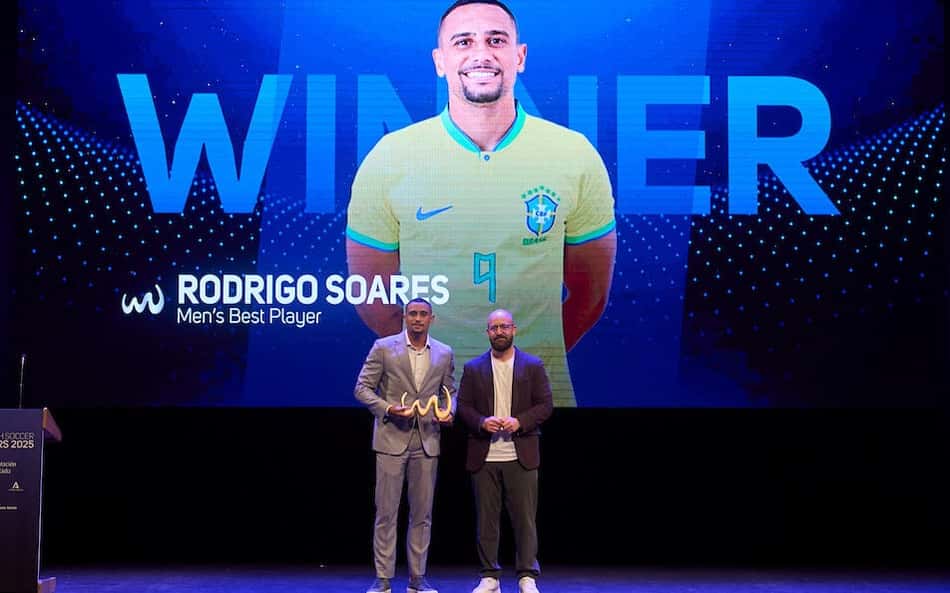 Craque do Flamengo é eleito o melhor do mundo no futebol de areia