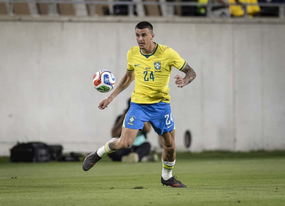 Ibañez domina a bola para o Brasil em amistoso contra a Croácia 
