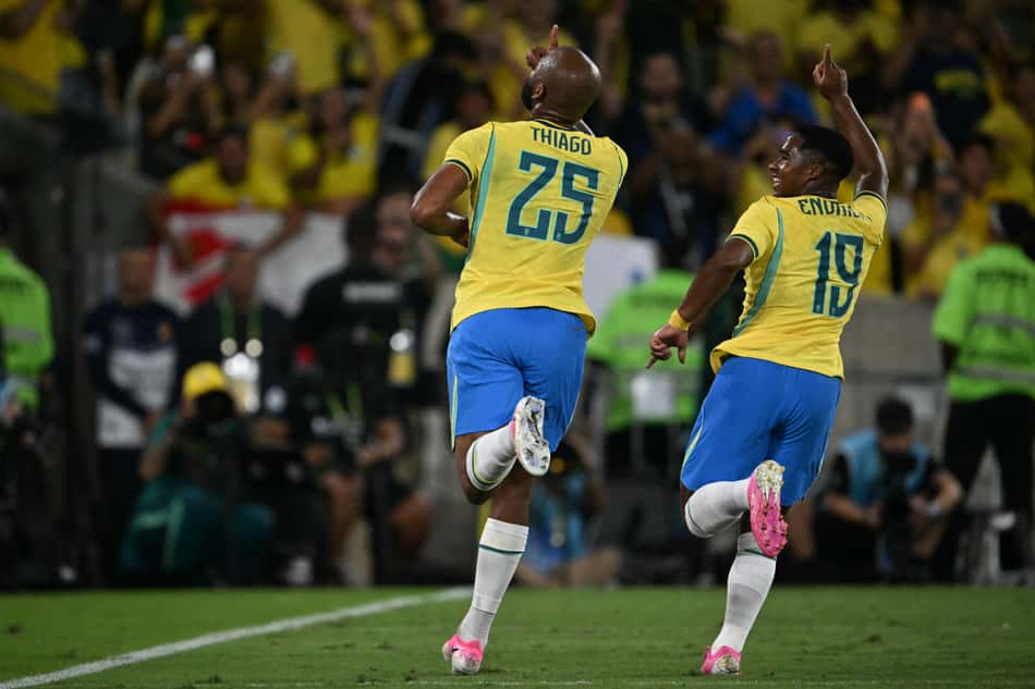 Igor Thiago comemora gol marcado pela Seleção Brasileira contra o Panamá ao lado de Endrick