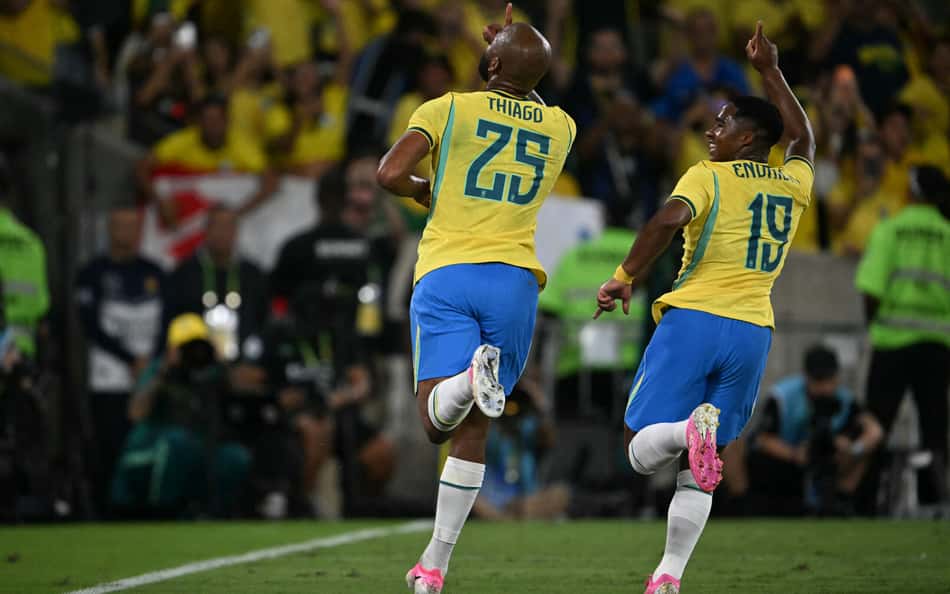 Igor Thiago comemora gol marcado pela Seleção Brasileira contra o Panamá ao lado de Endrick