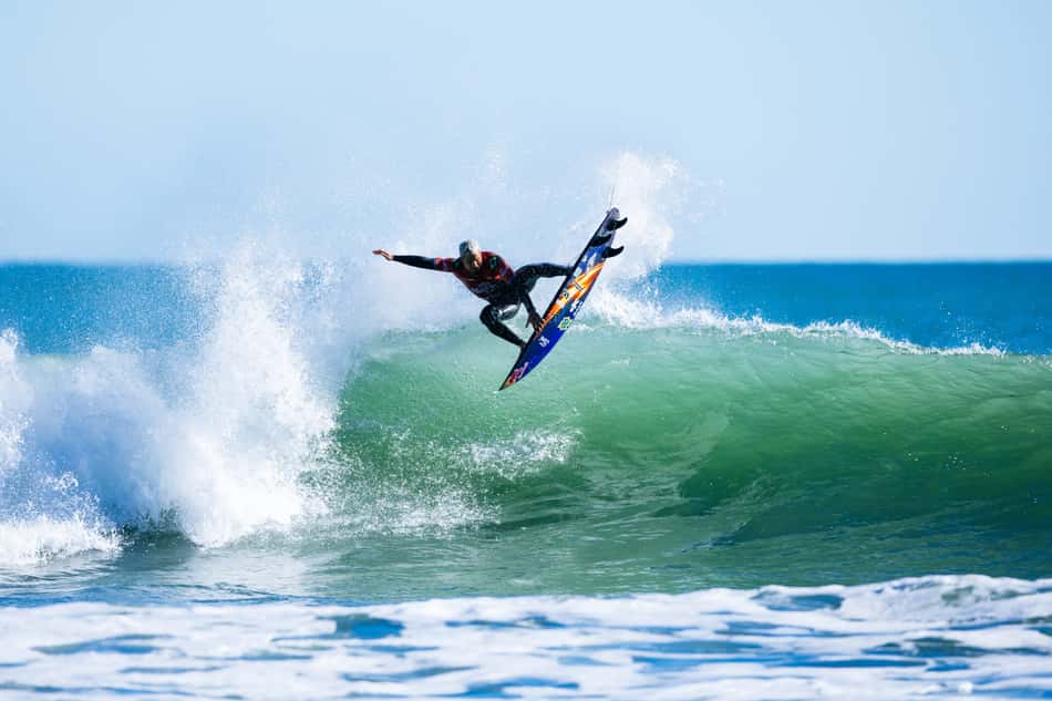 Ítalo Ferreira faz aéreos em Raglan, Nova Zelândia (Foto: Ed Sloane/World Surf League)