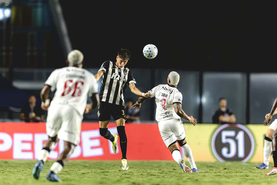 Iván Román contra o Vasco (Foto: Pedro Souza / Atlético)