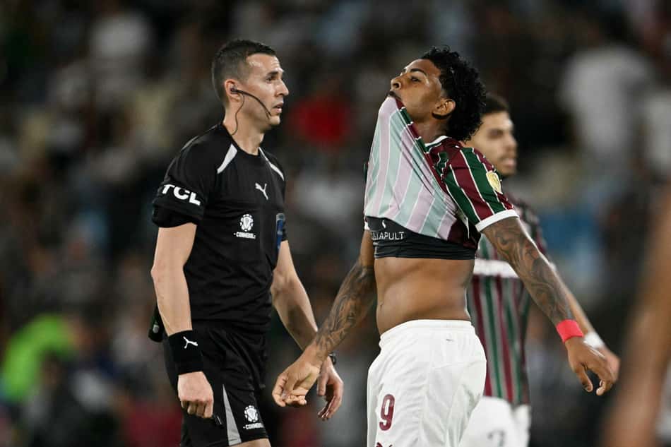 John Kennedy em ação em Fluminense x Bolívar (Foto: MAURO PIMENTEL / AFP)