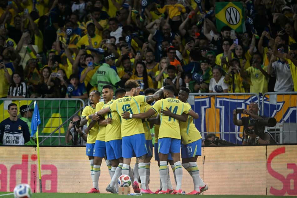 Jogadores do Brasil comemorando o gol de Vini Jr contra o Panamá no Maracanã