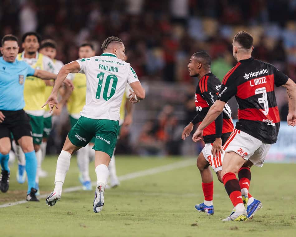 Paulinho correndo dos jogadores do Flamengo no Maracanã