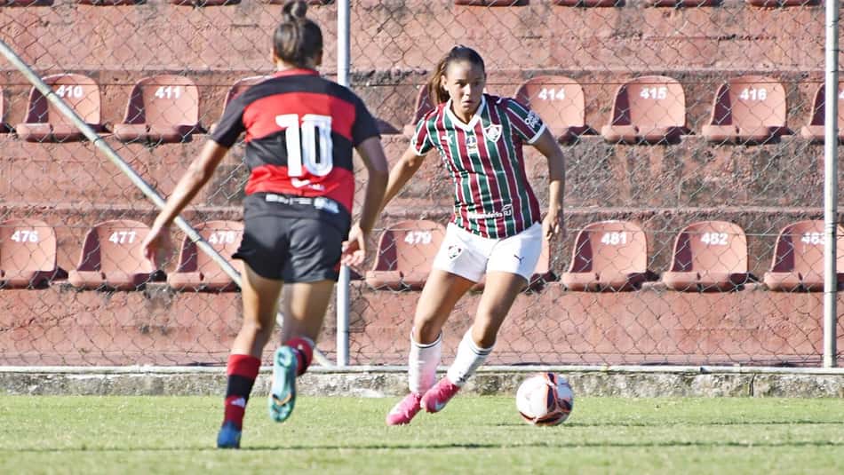 Jogadoras do Flamengo e Fluminense em ação (Foto: Mailson Santana/FFC)