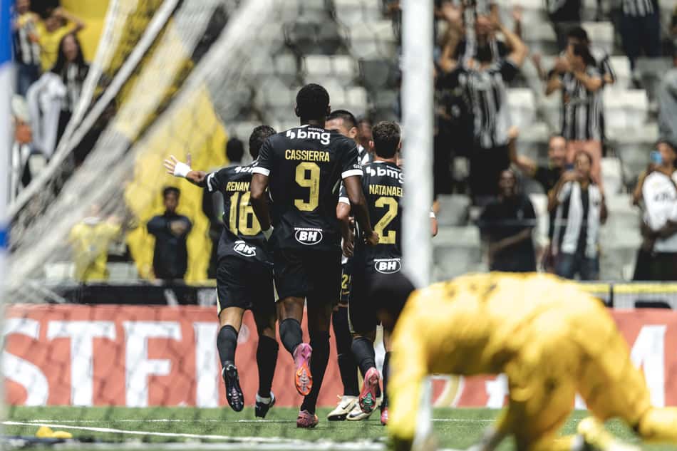 Jogadores comoram gol do ATlético contra o Cienciano na arena mrv  (Foto: Pedro Souza / Atlético)