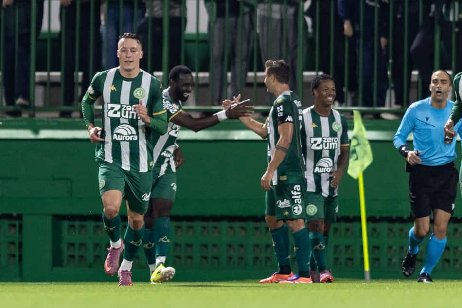 Jogadores da Chapecoense celebram gol contra o Botafogo, pela Copa do Brasil