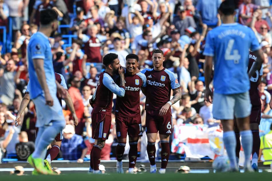 Jogadores do Aston Villa comemoram gol contra o Manchester City, em jogo pela Premier League