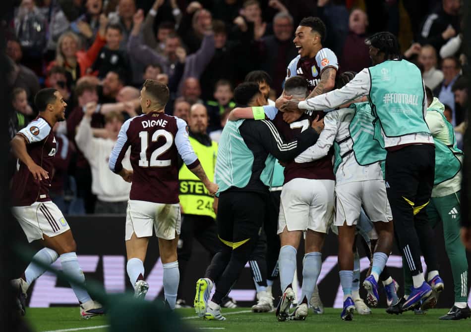 Jogadores do Aston Villa comemoram gol sobre o Nottingham Forest, pela Europa League
