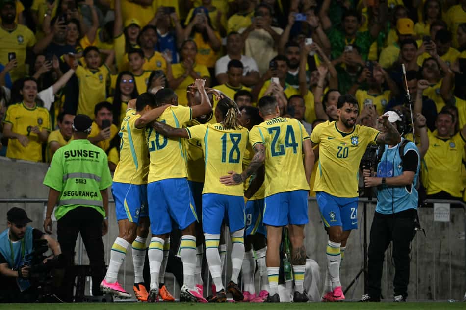 Jogadores do Brasil se arbaçam e comemoram gol de Igor Thiago sobre o Panamá.