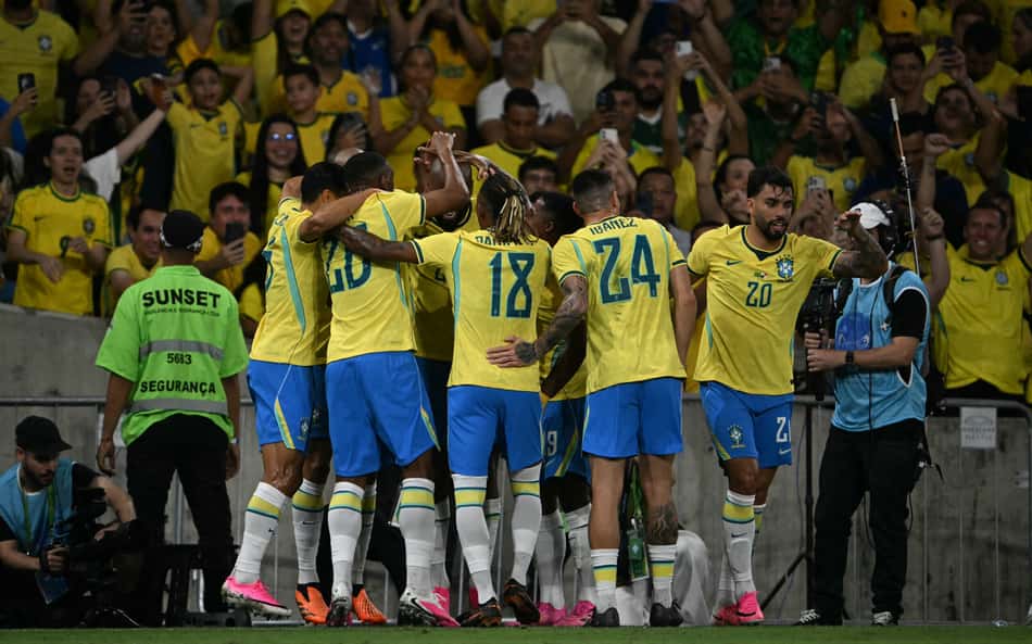 Jogadores do Brasil se arbaçam e comemoram gol de Igor Thiago sobre o Panamá.