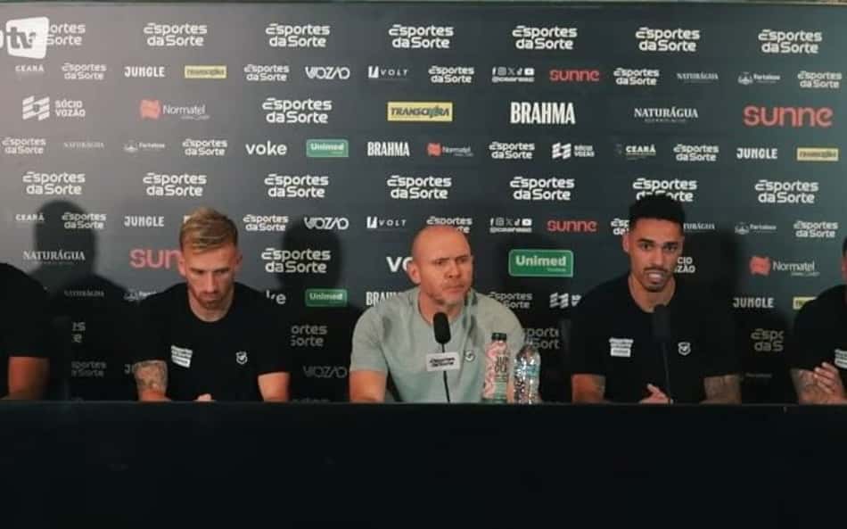 Jogadores do Ceará dão coletiva ao lado do treinador Mozart