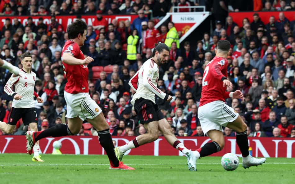 Jogadores do Manchester United e Liverpool em ação na 35ª rodada da Premier League (Foto: Darren Staples/AFP)