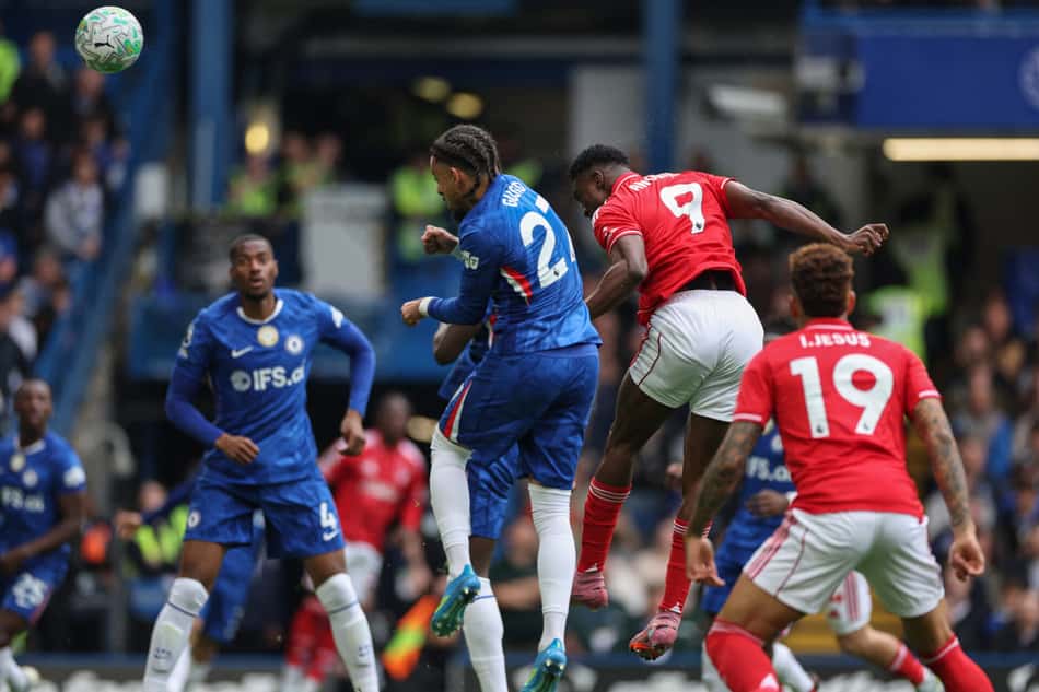 Jogadores do Nottingham Forest e Chelsea em ação na Premier League (Foto: Adrian Dennis/AFP)