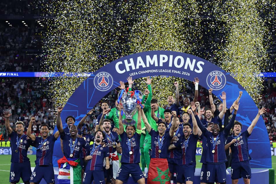 Jogadores do PSG celembram conquista da Champions League sobre o Arsenal, em Budapeste