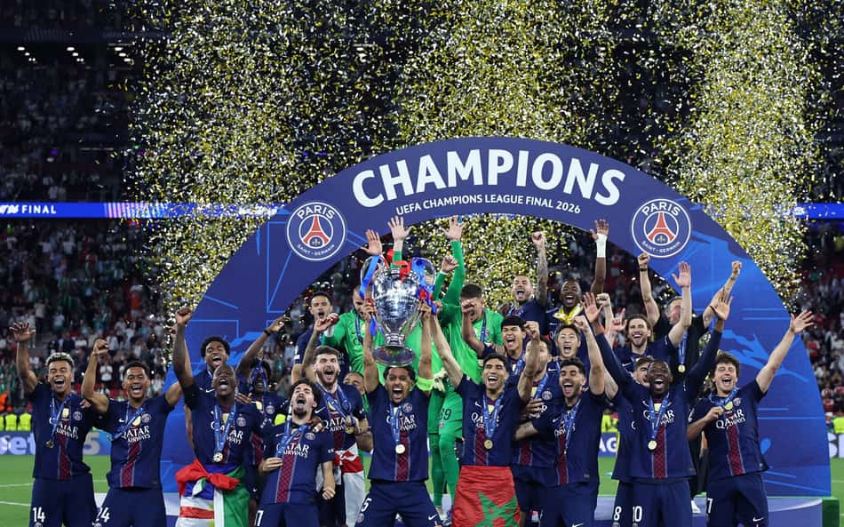 Jogadores do PSG celembram conquista da Champions League sobre o Arsenal, em Budapeste