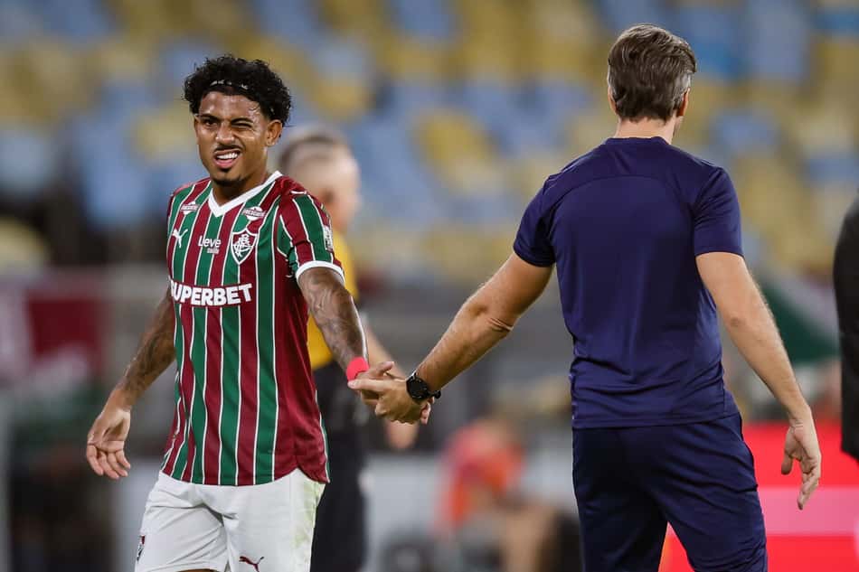 John Kennedy e Zubeldía se cumprimentam durante Fluminense x São Paulo (Foto: Marcelo Gonçalves / Fluminense FC)