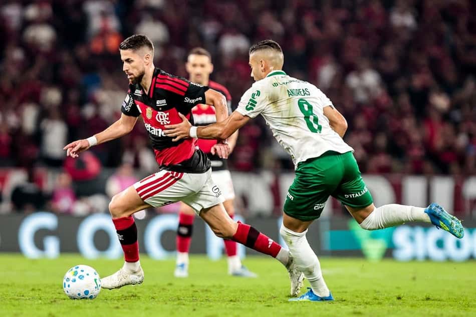 Jorginho é perseguido por Andreas Pereira enquanto conduz a bola em Flamengo x Palmeiras, pelo Brasileirão