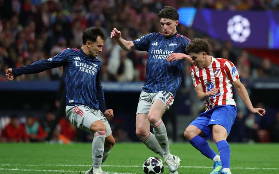 Julián Álvarez disputa bola com Rice e Zubimendi em Atlético de Madrid x Arsenal, pela Champions League