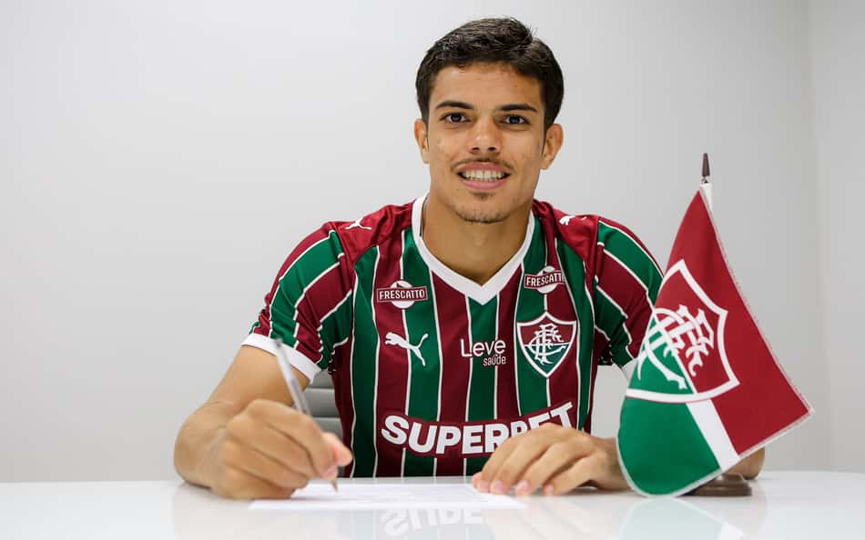 Fluminense anuncia renovação com joia da base