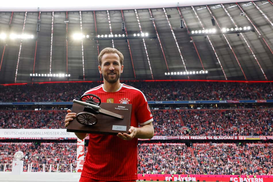 Kane posa com o troféu de artilheiro da Bundesliga pelo Bayern com 36 gols marcados