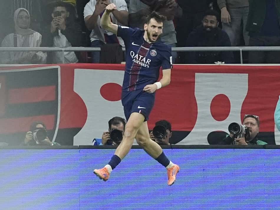 Kvaratschelia comemora gol do PSG contra o Flamengo na final do Mundial