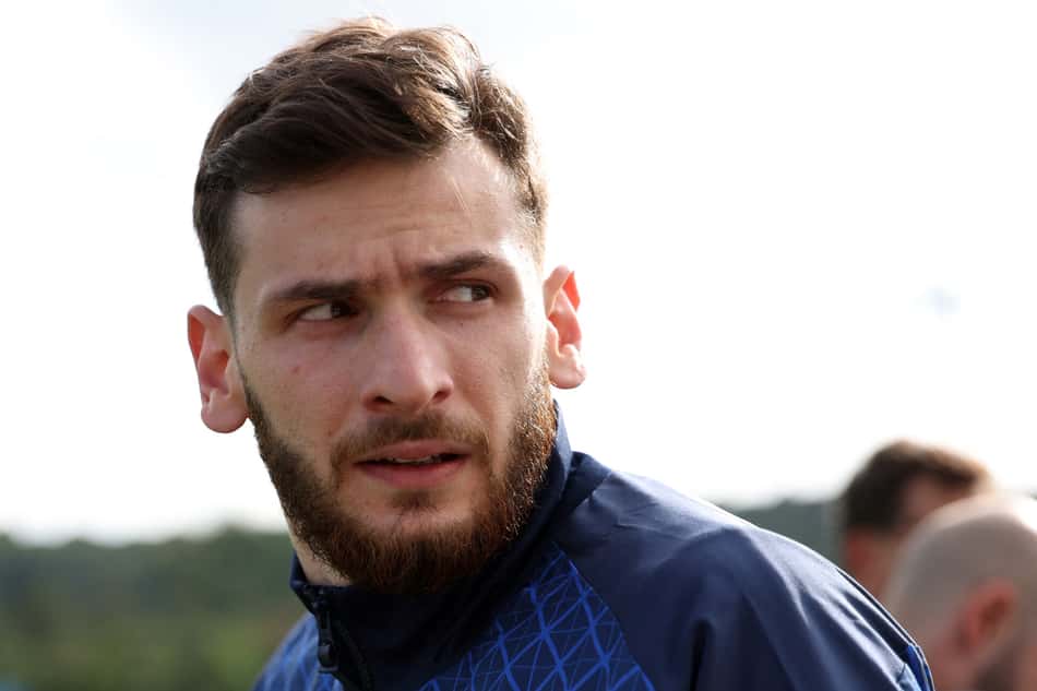 Kvaratskhelia olha sério em treino do PSG