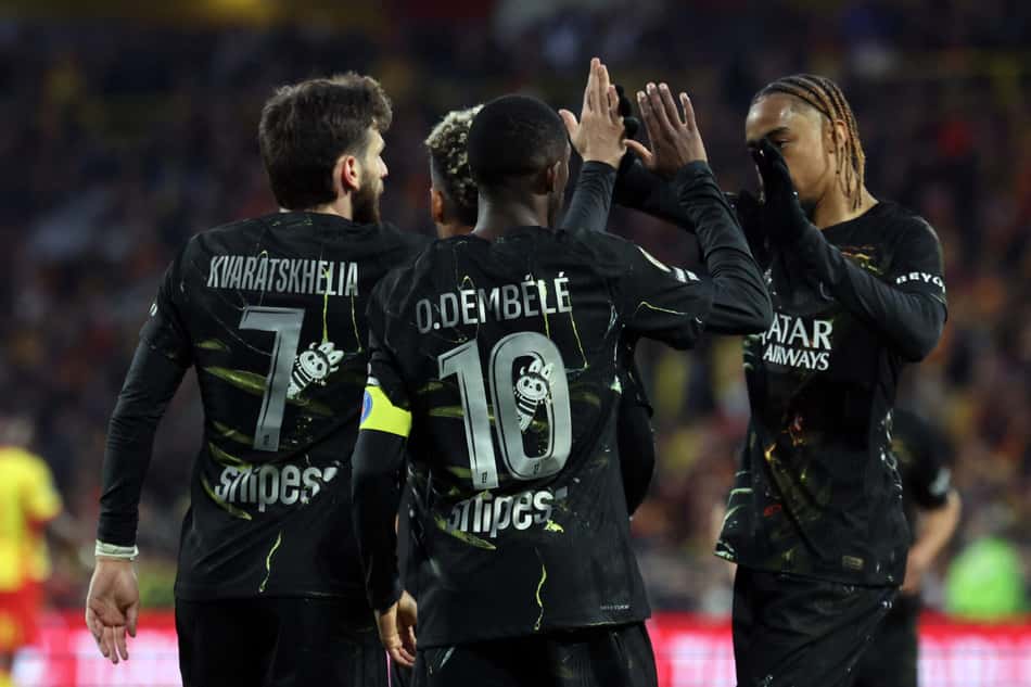 Kvaratskhelia é festejado pelos colegas de PSG ao abrir o placar contra o Lens