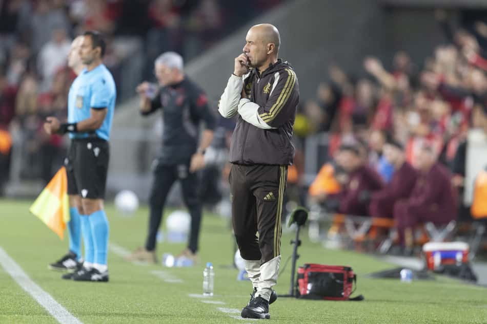 Leonardo jardim à beira do campo comandando o Flamengo
