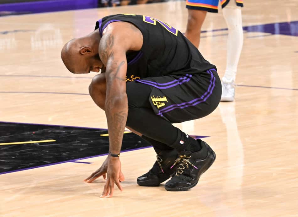 Agachado, LeBron James lamenta derrota para o Thunder na NBA