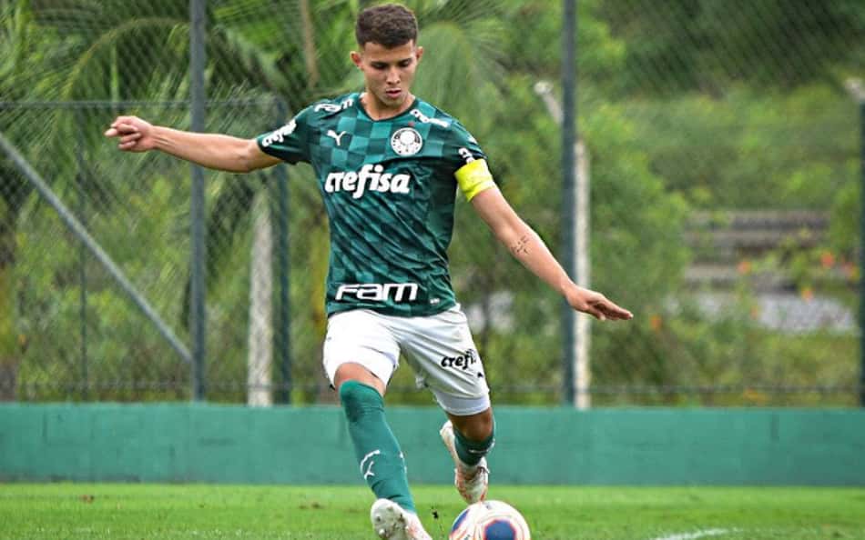 Ex-Palmeiras, Léo Azevedo celebra título no futebol europeu e mira acesso