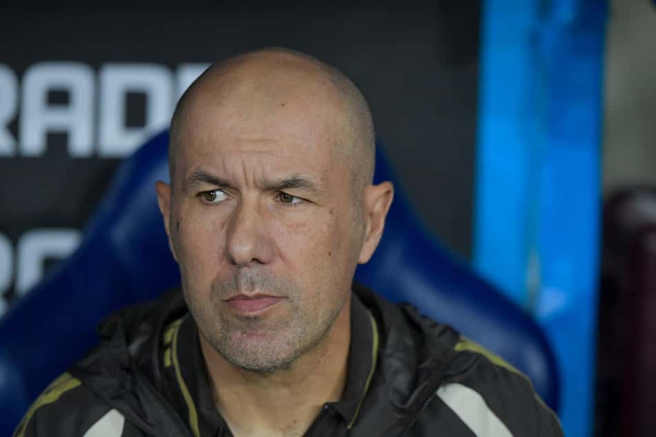 Leonardo Jardim observa jogo do Flamengo do banco de reservas