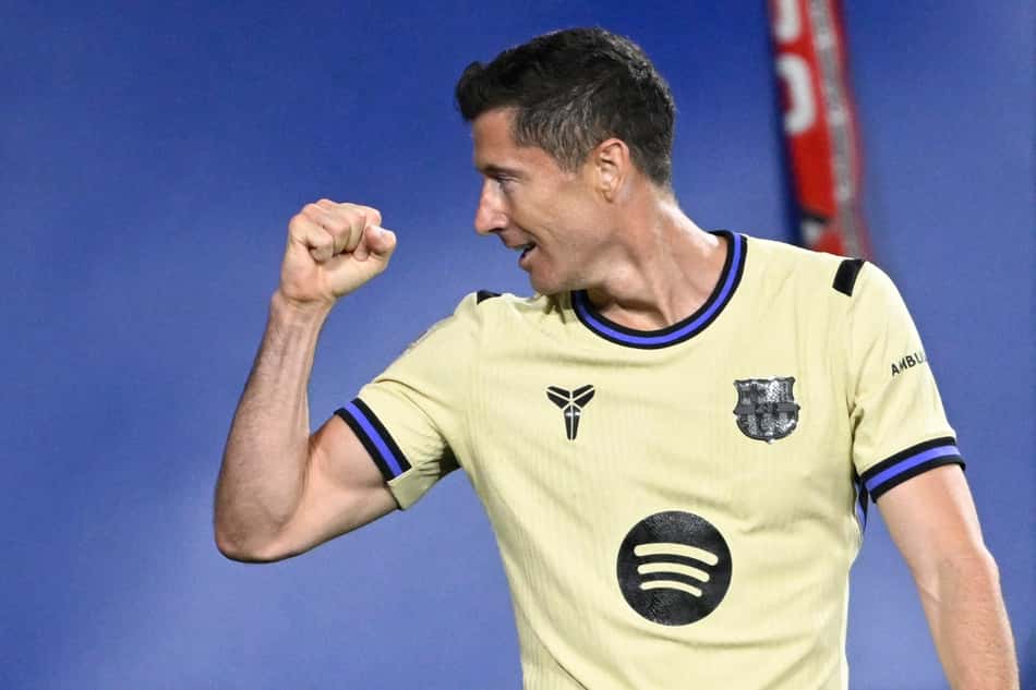 Lewandowski celebra gol do Barcelona sobre o Osasuna, pela La Liga