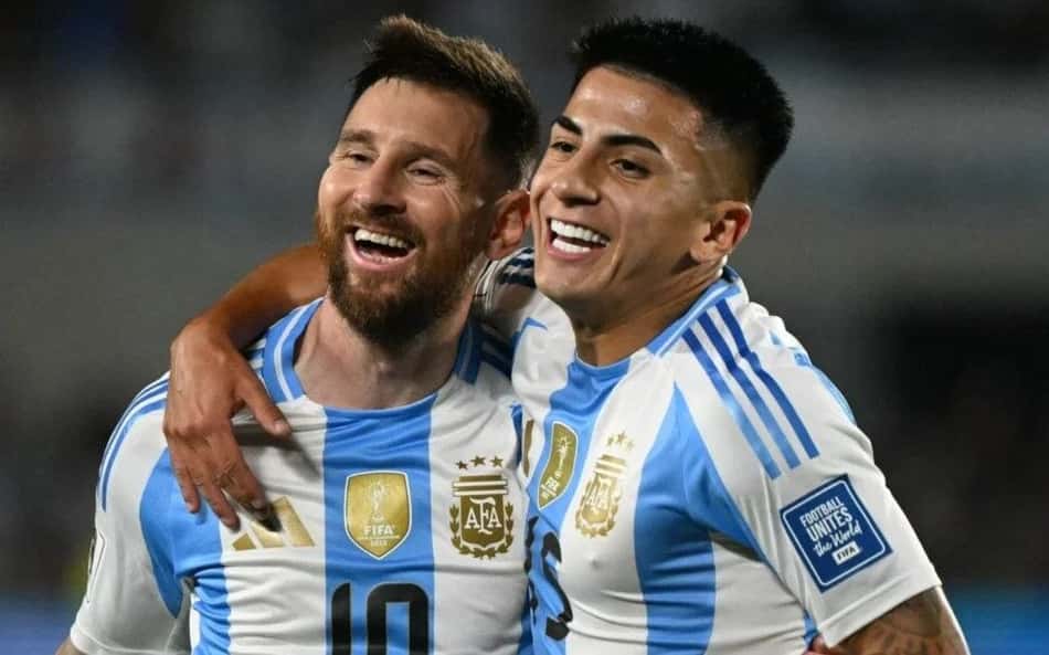 Lionel Messi abraça Thiago Almada em jogo da Argentina (Foto: Luis Robayo / AFP)
