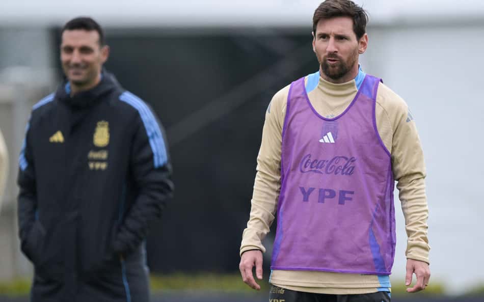 Lionel Messi observado por Scaloni em treino da Argentina antes de jogo contra a Venezuela
