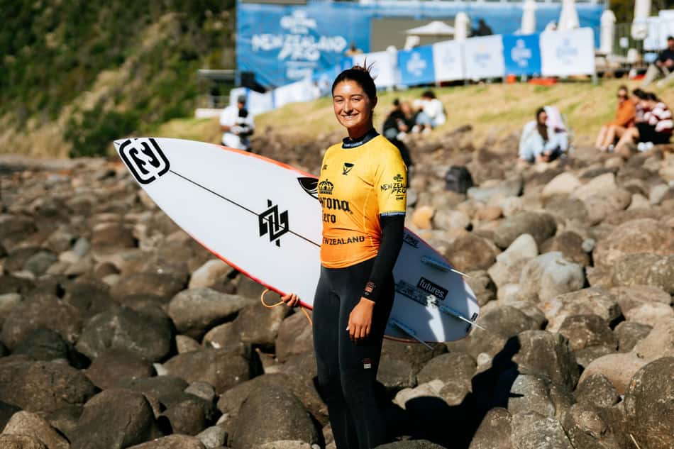 Luana Silva vai estrear lycra amarela na WSL (Foto: Rambo Estrada/World Surf League)