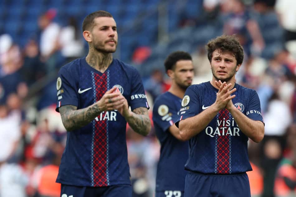 Lucas Hernández e João Neves durante o jogo entre PSG e Lorient (Foto: Franck Fife / AFP)