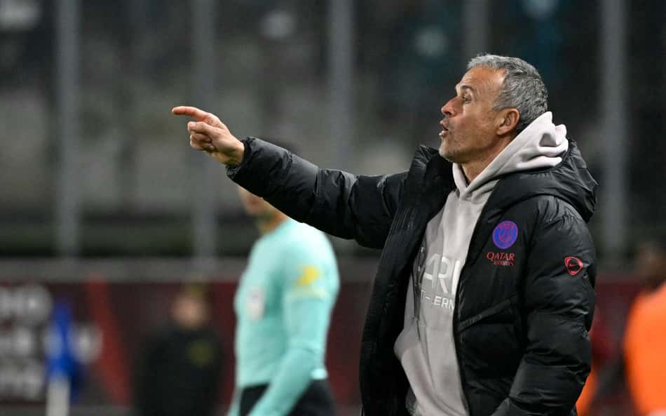 Luis Enrique orienta jogadores do PSG contra o Metz, pela Ligue 1