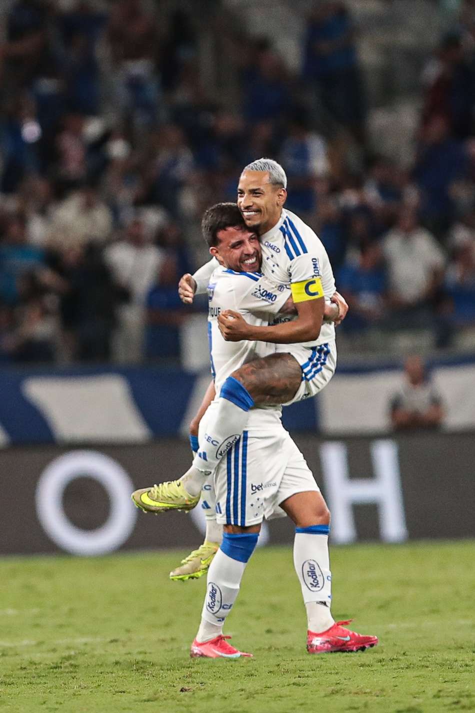 Matheus Pereira comemorando gol contra o Fluminense no Brasileirão 