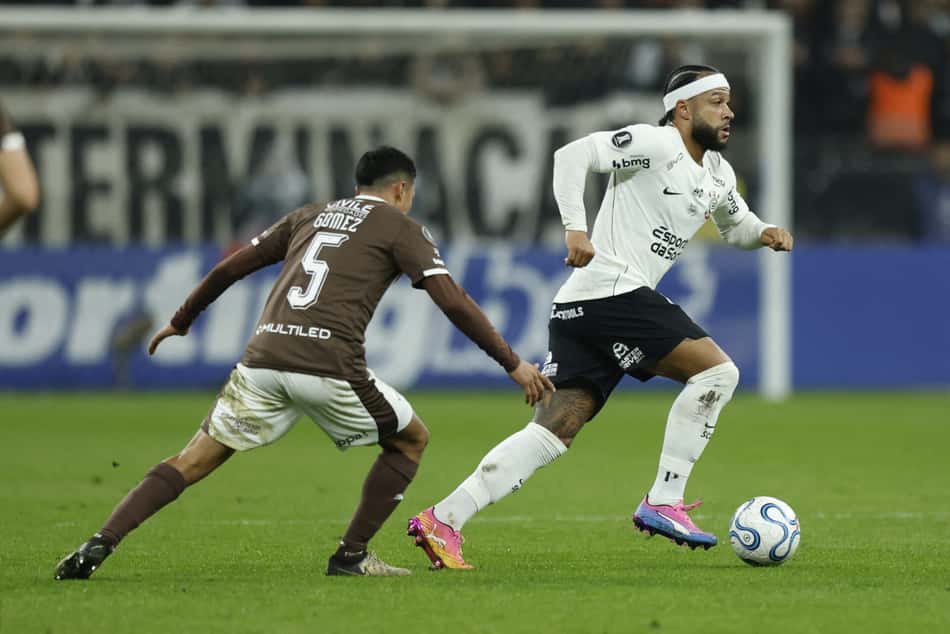 Memphis, do Corinthians, conduzindo a bola contra o Platense na Libertadores