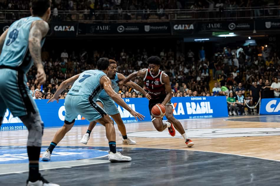 Gui Deodato, do Flamengo, encara a marcação do Brasília no jogo 4 das quartas de final do NBB 25/26 (Foto: Matheus Maranhão / CAIXA Brasília)