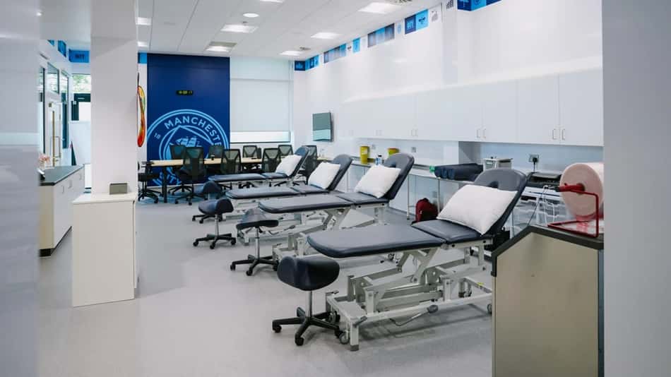 Área médica do novo centro de treinamento do Manchester City para a equipe feminina.