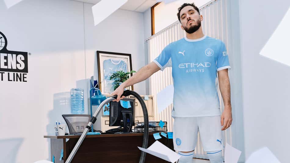 Manchester City anuncia camisa para a próxima temporada com Rayan Cherki.
