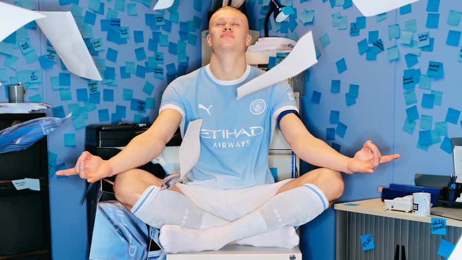 Manchester City revela novo uniforme com o Haaland