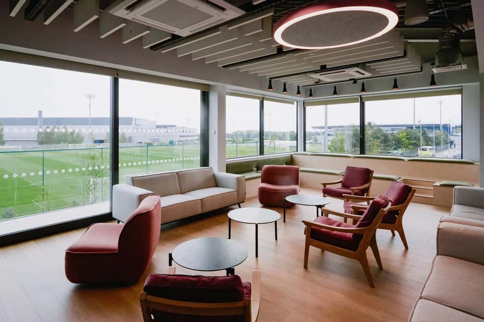Refeitório do novo centro de treinamento do Manchester City para a equipe feminina.